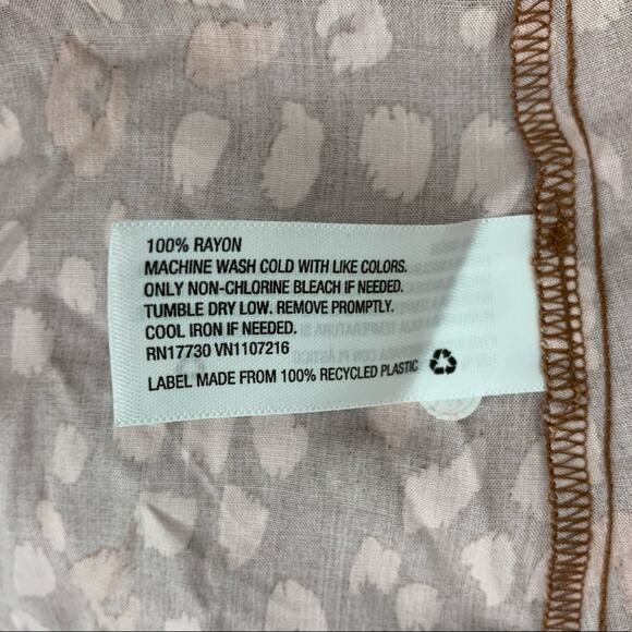 NWT Ingrid & Isabel Maternity Brown Spotted Blouse Size Small - Picture 5 of 6